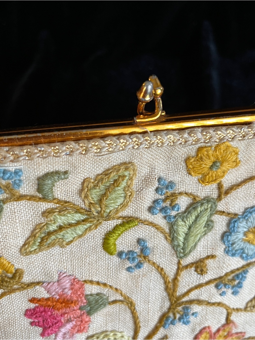 Vintage 60s Jacobean Crewel Linen Floral Kisslock Purse Chain Handle - Picture 4 of 10